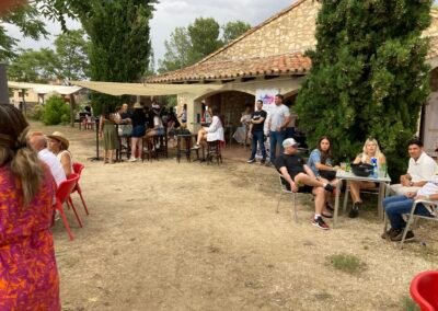 Zona exterior en Finca Galafre durante evento llanero con gastronomía y amigos.
