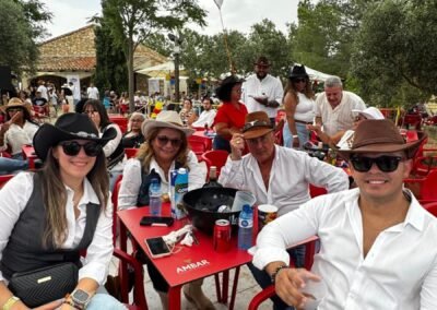 Amigos con sombreros disfrutando la música llanera en Finca Galafre
