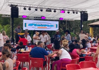 Escenario principal con música llanera en Finca Galafre, un paraje único para eventos en Zaragoza.