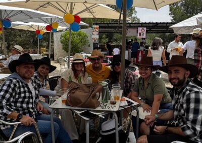 Grupo con sombreros y camisas a cuadros en evento llanero en Finca Galafre.