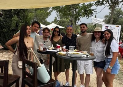 Grupo compartiendo gastronomía venezolana en evento llanero en Finca Galafre.