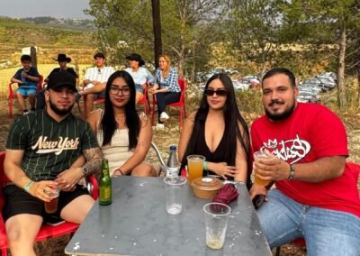 Grupo joven tomando bebidas al aire libre en Finca Galafre