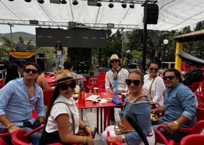 Amigos sonrientes en evento llanero en Finca Galafre