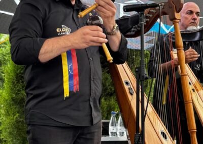Músico venezolano con maracas y arpa en evento en Finca Galafre.