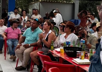Público atento al espectáculo llanero en Finca Galafre.